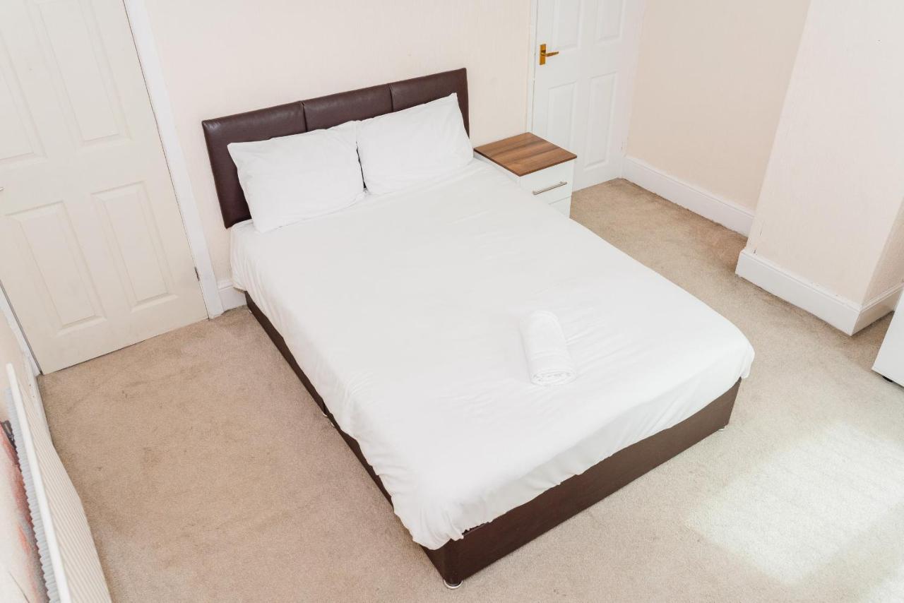 Hanley Park House Villa Stoke-on-Trent ภายนอก รูปภาพ